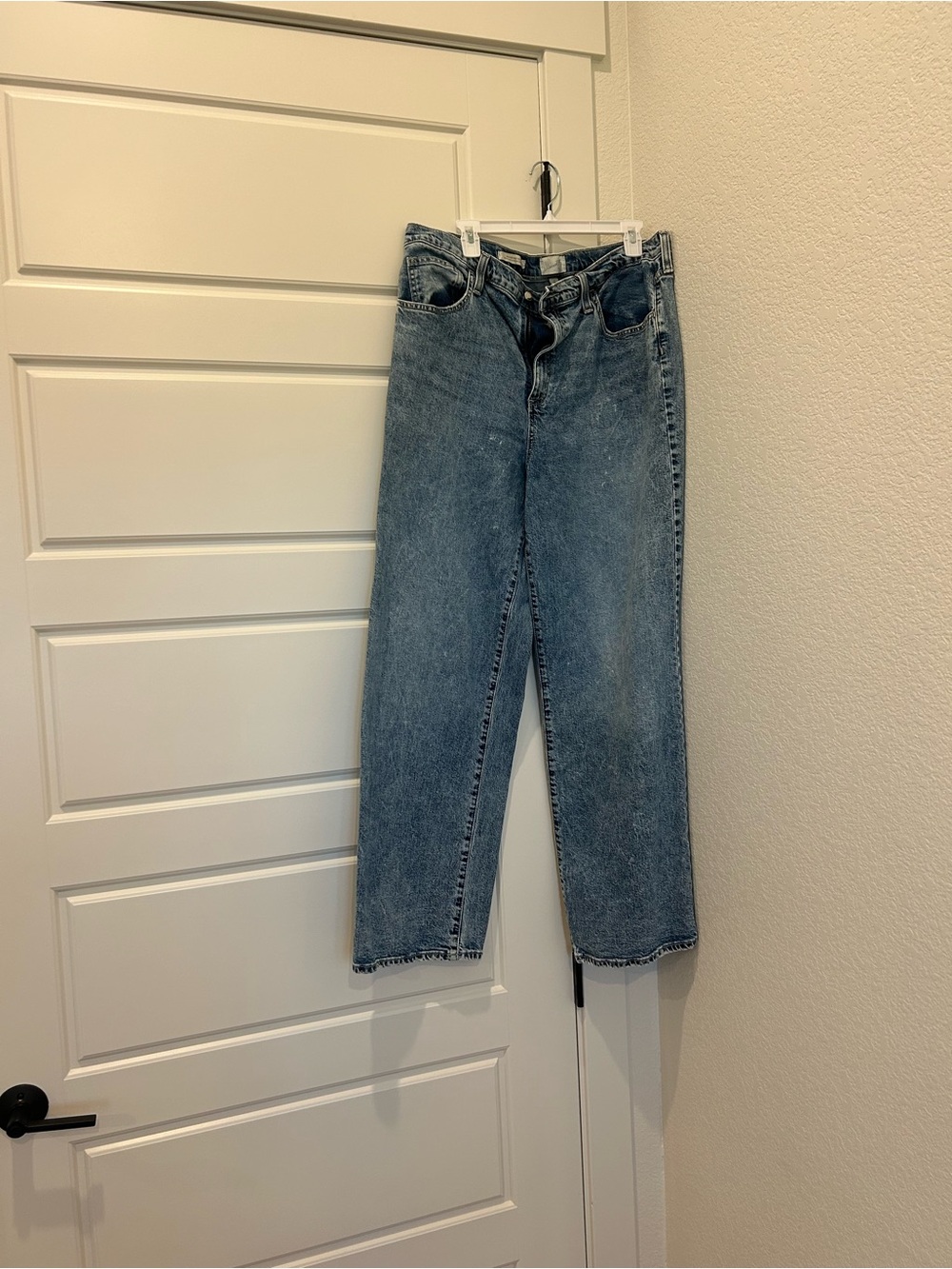 Universal Thread High-Rise Straight Jeans in Light Blue Wash 16